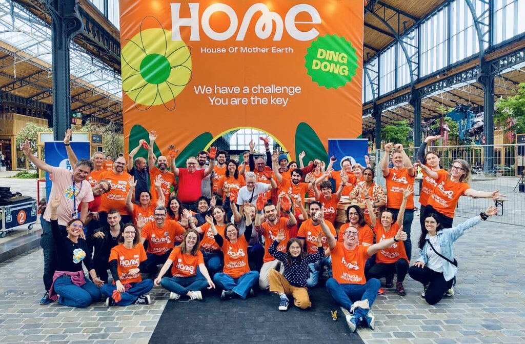 Équipe HOME devant l'entrée